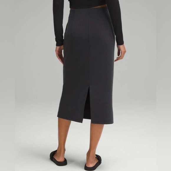 Lululemon sz 6 Softstreme High-Rise Midi Skirt
Black, new without tags - Picture 2 of 13